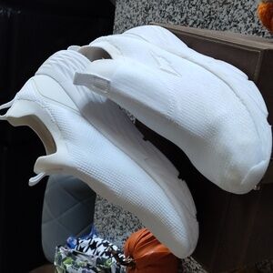 Sneakers jogging athletic women's size 9 slip-ons Avia arch supports color white